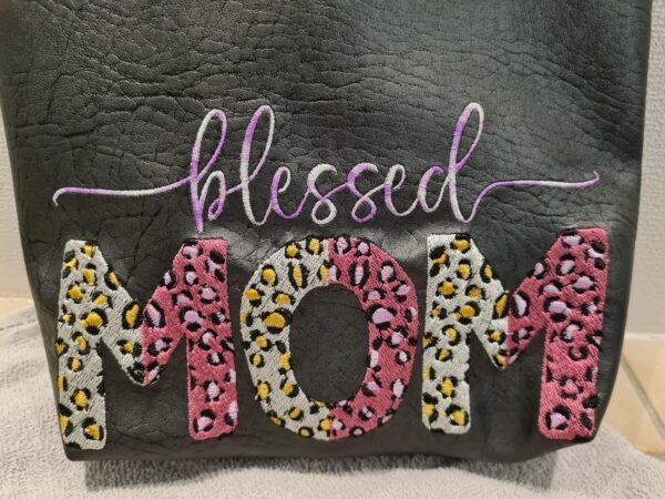 Trousse de toilette noir " MOM" – Image 4