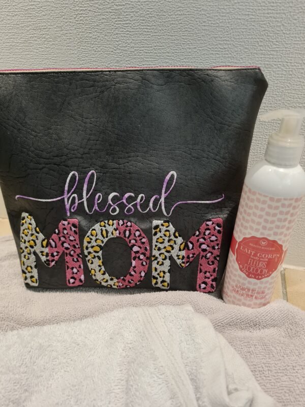 Trousse de toilette noir " MOM" – Image 2