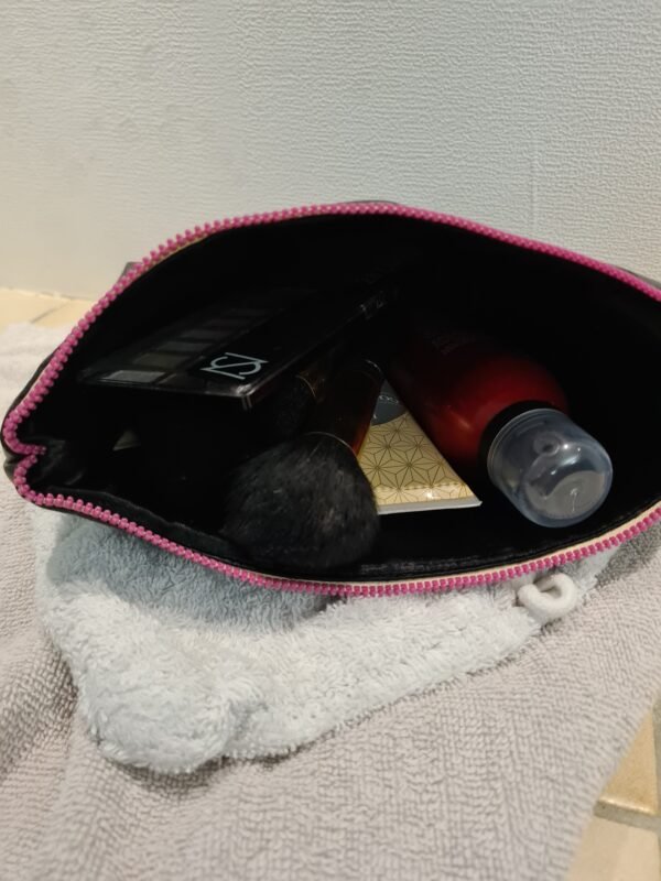 Trousse de toilette noir " MOM" – Image 3