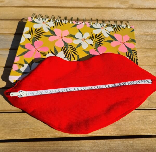 Trousse plate "forme bouche"
