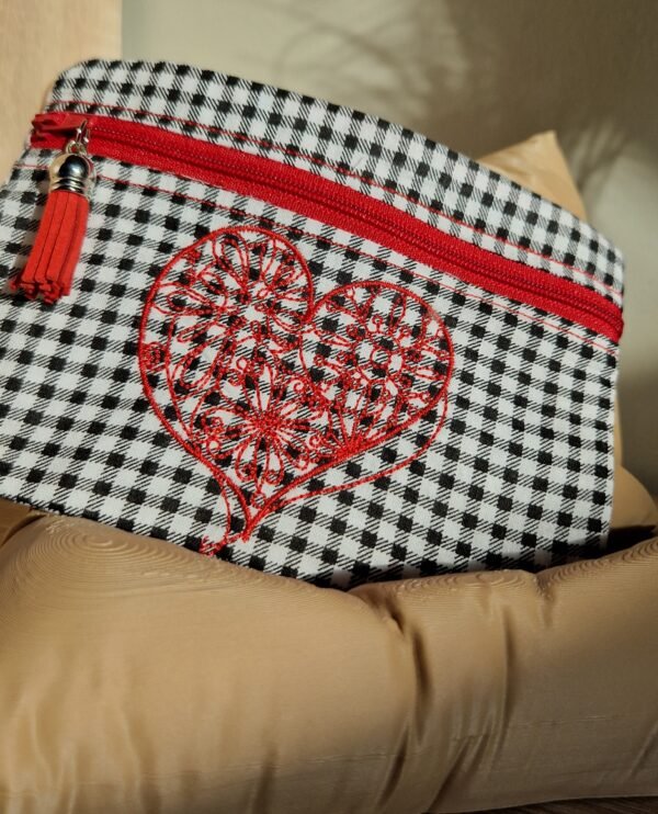 Trousse plate " Broderie cœur"