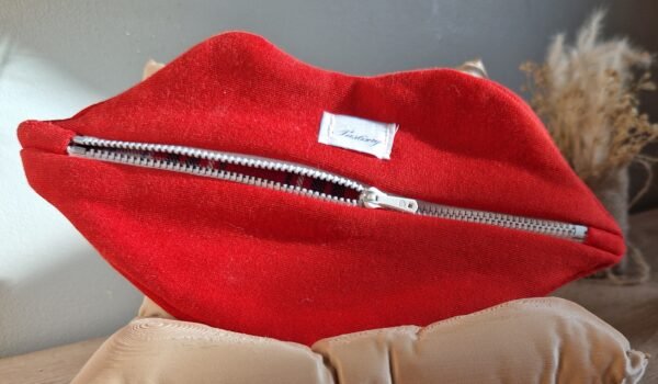 Trousse plate "forme bouche" – Image 2