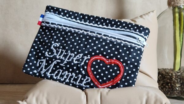 Trousse plate "Super Mamie" – Image 2