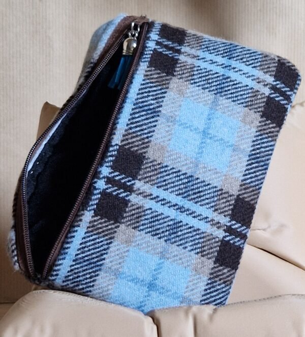 Trousse plate" Carreaux bleu et marron" – Image 2